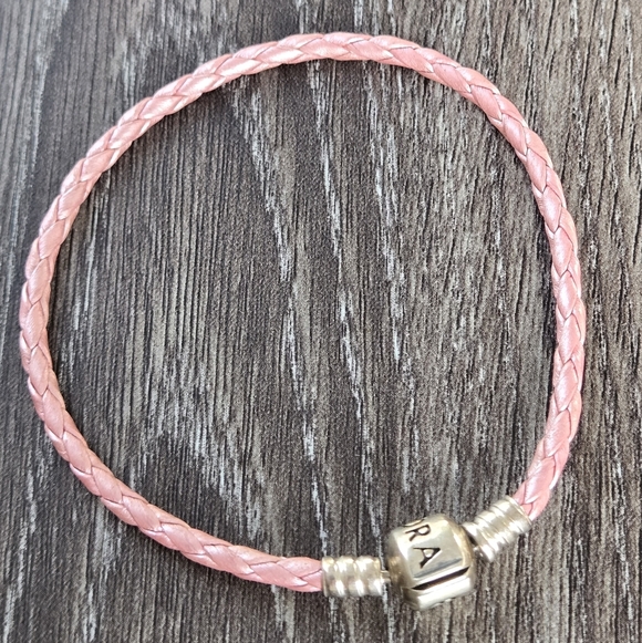 PANDORA SINGLE SHIMMERING PINK LEATHER BRACELET WITH PANDORA CLASP AND CHARMS - Picture 2 of 3
